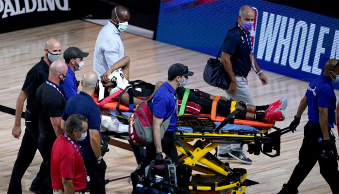 Derrick Jones Jr sort sur civière après une blessure au cou NBA