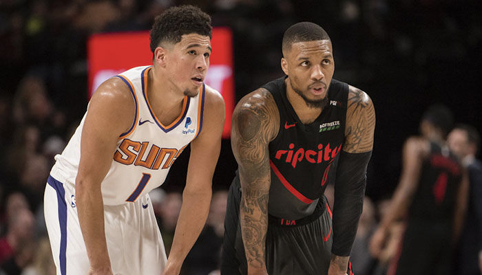 Les stars NBA Devin Booker et Damian Lillard côtes à côtes lors d’un match entre les Phoenix Suns et les Portland Trail Blazers