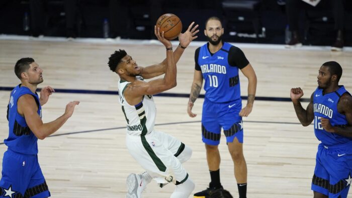 Evan Fournier impuissant devant Giannis Antetokounmpo