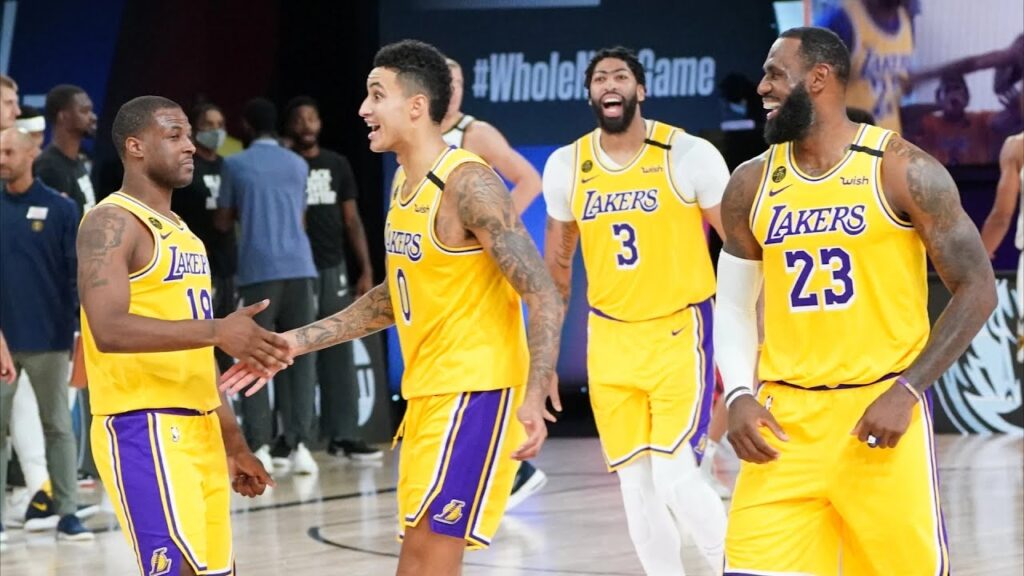 Kyle Kuzma, LeBron James, Anthony Davis et Dion Waiters des Los Angeles Lakers