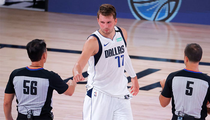 La jeune star NBA des Dallas Mavericks Luka Doncic salue les arbitres après la rencontre face aux Los Angeles Clippers, le 17 août 2020