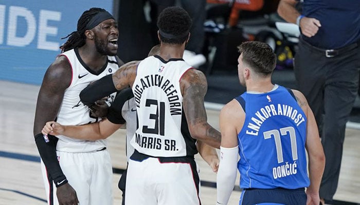 Le joueur NBA des Los Angeles Clippers Montrezl Harrell hurle en direction de la star des Dallas Mavericks Luka Doncic