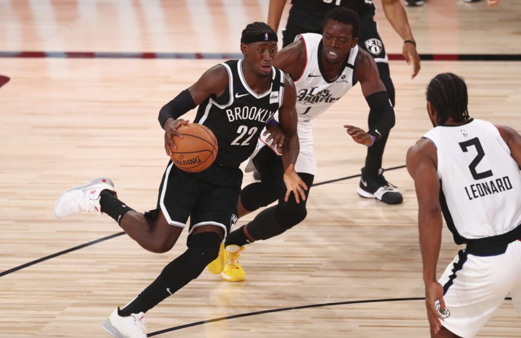 Caris LeVert face à Kawhi Leonard et Reggie Jackson lors de la victoire des Nets face aux Clippers