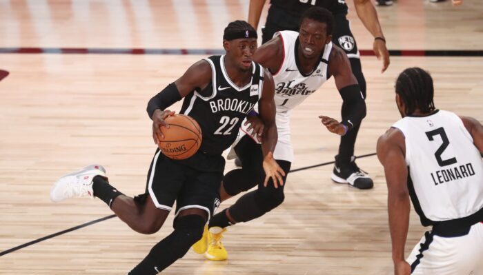 Caris LeVert face à Kawhi Leonard et Reggie Jackson lors de la victoire des Nets face aux Clippers