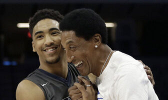 NCAA/NBA – Scotty Pippen Jr commence à sérieusement faire parler de lui ! Le joueur NCAA de Vanderbilt Scotty Pippen Jr. dans les bras de son père, la légende NBA Scotty Pippen