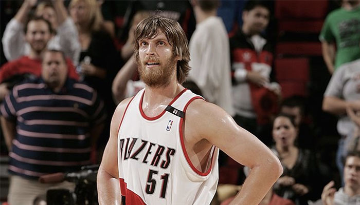Steven Hill sous le maillot des Portland Trail Blazers lors d’un match de pré-saison NBA