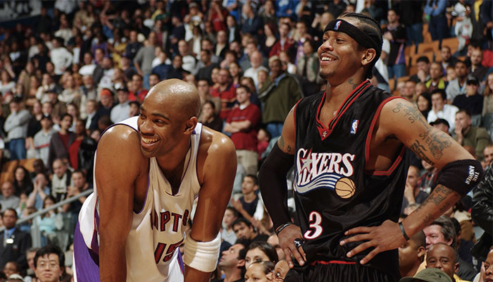 Les légendes NBA Vince Carter et Allen Iverson lors d’un match entre les Toronto Raptors et les Philadelphia 76ers