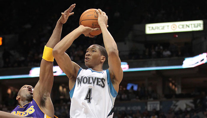 Wesley Johnson avec les Timberwolves, défendu par Kobe Bryant