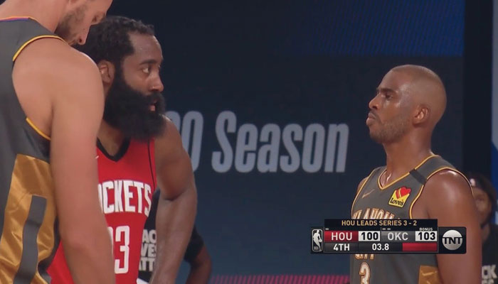 Chris Paul qui regarde James Harden dans les yeux pendant les playoffs NBA