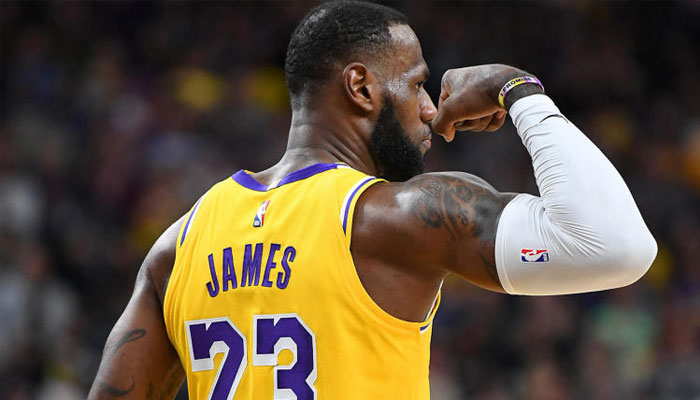 LeBron James montre les muscles après une grosse action NBA
