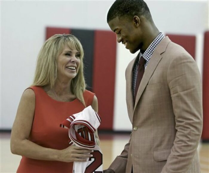 Jimmy Butler et sa mère adoptive Michelle Lambert NBA