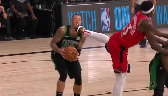 Pascal Siakam a mis un coup de pied dans la tête de Daniel Theis des Celtics NBA