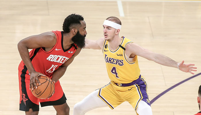 La superstar NBA des Houston Rockets James Harden, balle en main, face au joueur des Los Angeles Lakers Alex Caruso