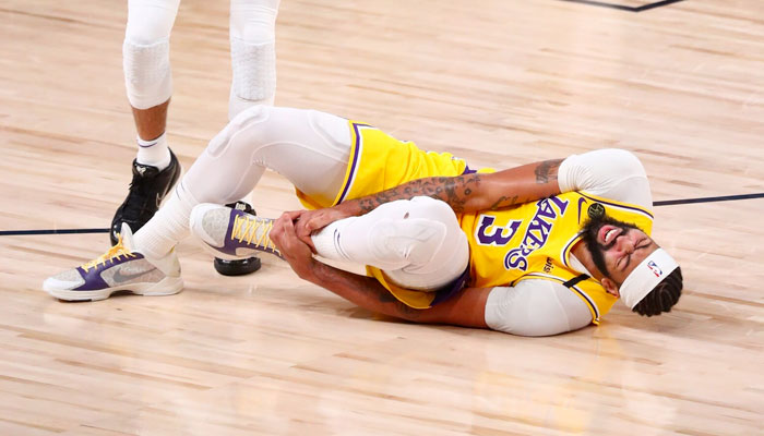 Anthony Davis au sol après sa blessure à la cheville NBA