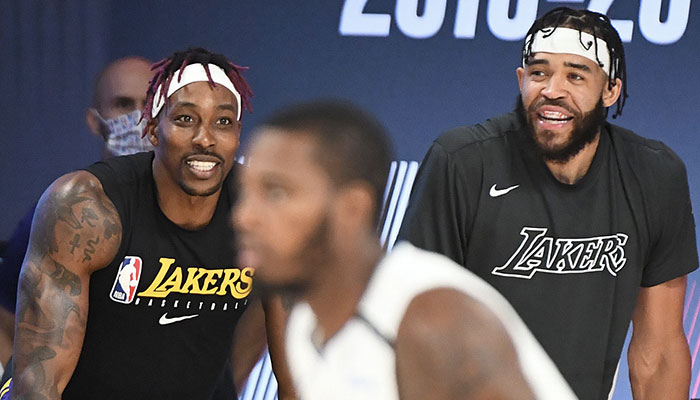 Dwight Howard et JaVale McGee tout sourire sur le banc des Los Angeles Lakers