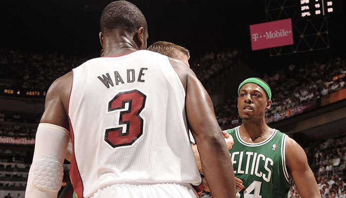 La légende des Boston Celtics énervée devant l’icône du Miami Heat Dwyane Wade lors d’un match NBA