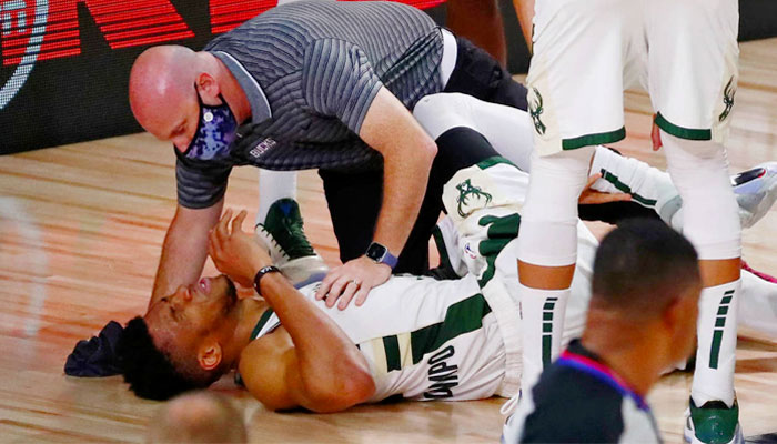 Giannis Antetokounmpo au sol après sa blessure à la cheville NBA