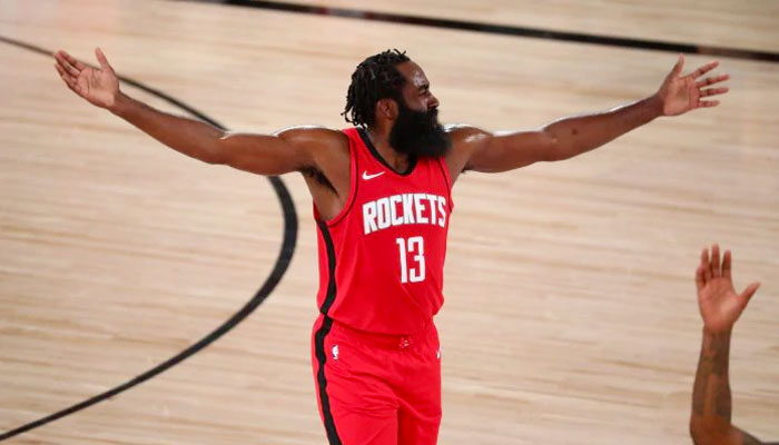 James Harden mécontent après un arbitre NBA