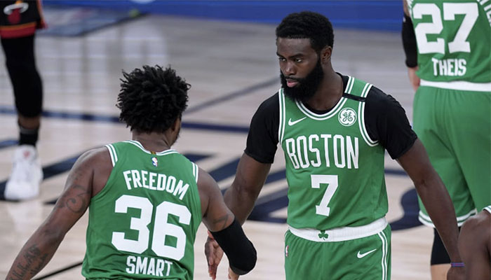 Les joueurs des Boston Celtics Marcus Smart et Jaylen Brown se tapent dans la main lors d’un match face au Miami Heat, à l’occasion des finales de conférence Est des playoffs NBA 2020