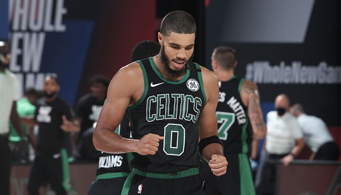 La jeune star NBA des Boston Celtics Jayson Tatum serre les poings lors du match 2 des demi-finales de conférence Est 2020 face aux Toronto Raptors