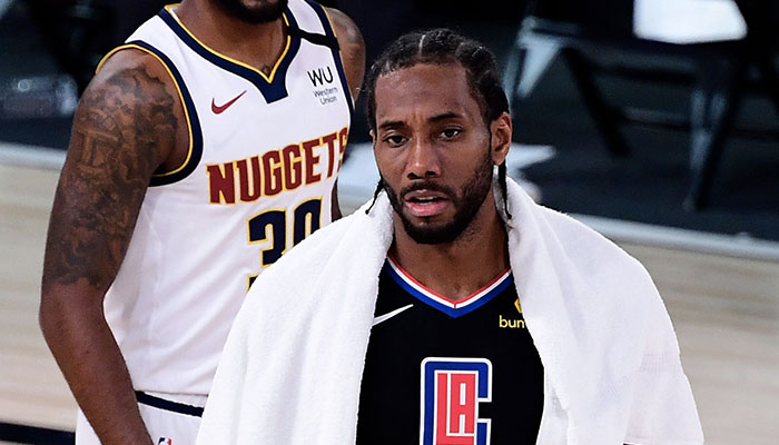 La star des Los Angeles Clippers Kawhi Leonard, serviette sur les épaules, après la défaite de son équipe face aux Denver Nuggets lors du Game 7 des demi-finales de conférence Ouest, à l’occasion des Playoffs NBA 2020