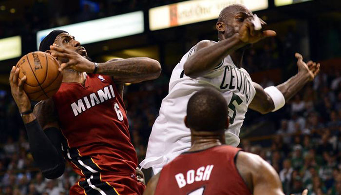 Kevin Garnett monte au contre sur LeBron James et Chris Bosh