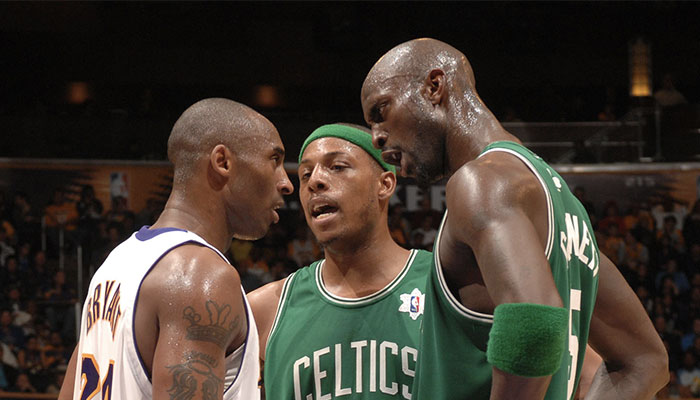 Les superstars NBA Kobe Bryant, Paul Pierce et Kevin Garnett en grande discussion lors d’un match entre les Los Angeles Lakers et les Boston Celtics