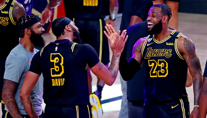 LeBron James et Anthony Davis célèbrent NBA