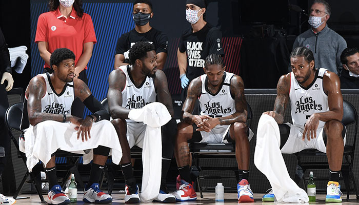 Les joueurs des Los Angeles Clippers Paul George, JaMychal Green, Lou Williams et Kawhi Leonard le visage défait lors du Game 6 face aux Denver Nuggets à l’occasion des Playoffs NBA 2020