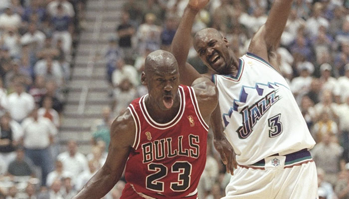 Les joueurs NBA Michael Jordan et Bryon Russell lors d’un match entre les Chicago Bulls et le Utah Jazz