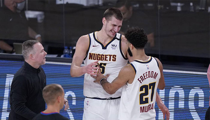 Les stars des Denver Nuggets Nikola Jokic et Jamal Murray tout sourire devant les yeux de leur entraineur Mike Malone à l’occasion du Game 7 face aux Los Angeles Clippers, lors des playoffs NBA 2020