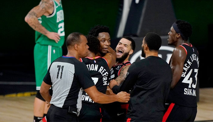 Les joueurs réagissent au buzzer des Raptors NBA
