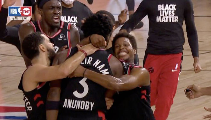 Les Raptors célèbrent le buzzer-beater d'OG Anunoby NBA