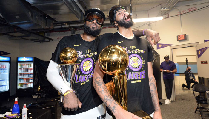 LeBron James et Anthony Davis célèbrent le titre NBA