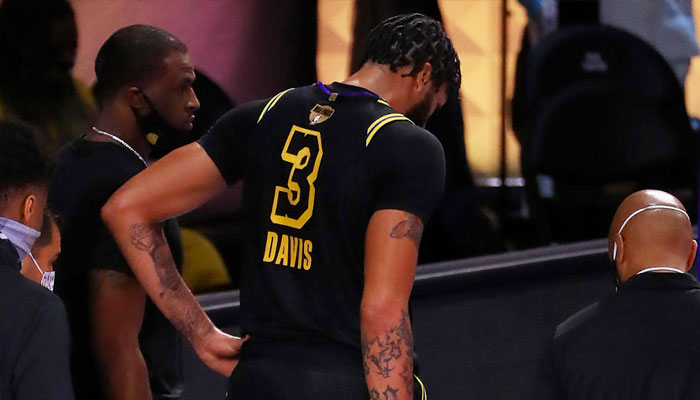 Anthony Davis rejoint le vestiaire après une blessure NBA
