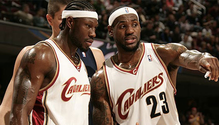 Les légendes NBA Ben Wallace et LeBron James sous le maillot des Cleveland Cavaliers