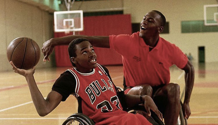 La légende NBA des Chicago Bulls, Michael Jordan lors d’un affrontement amical en fauteuil roulant avec le futur quadruple athlète paralympique Eric Garden