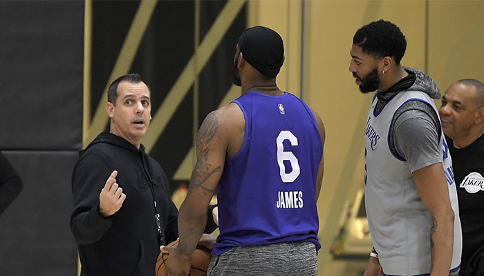 L’entraineur NBA des Los Angeles Lakers Frank Vogel en discussion avec ses deux stars, LeBron James et Anthony Davis