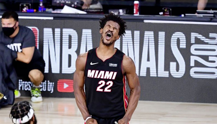 Jimmy Butler célèbre la victoire du Heat au Game 3 NBA