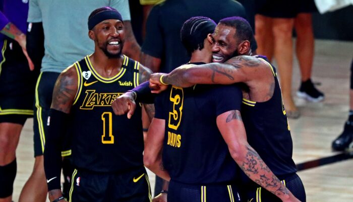 LeBron James, Anthony Davis et Kentavious Caldwell-Pope des Lakers célèbrent
