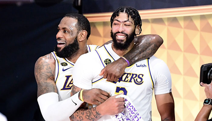 Les superstars des Los Angeles Lakers LeBron James et Anthony Davis tout sourire après la victoire de leur équipe lors du Game 6 des Finales NBA 2020 face au Miami Heat, synonyme de titre