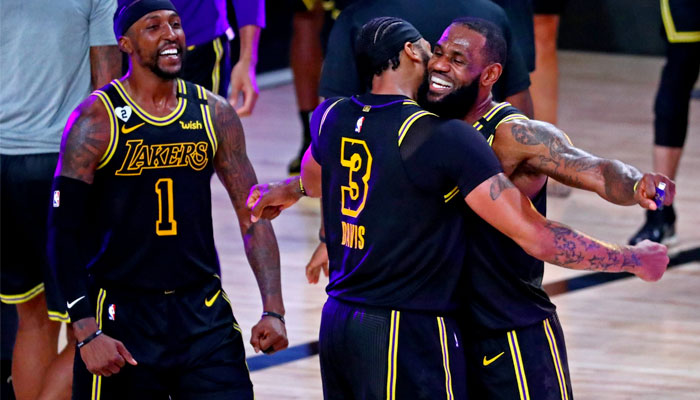 Anthony Davis et LeBron James célèbrent la victoire au Game 2 NBA