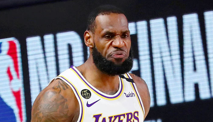 LeBron agacé après le coup de sifflet d'un arbitre NBA