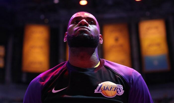 NBA LeBron James concentré avant un match des Lakers