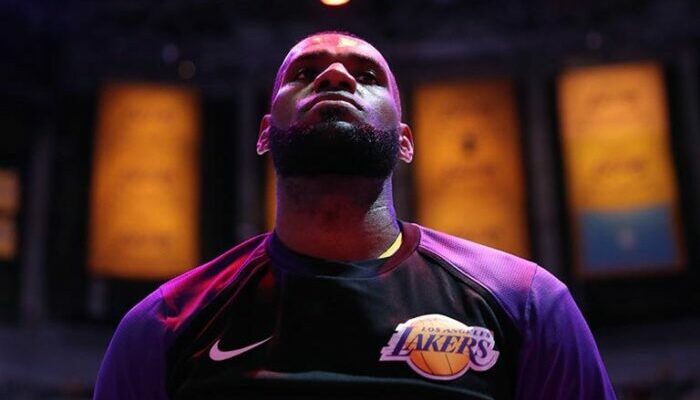 NBA LeBron James concentré avant un match des Lakers
