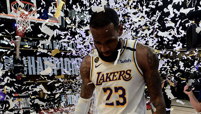 La superstar NBA des Los Angeles Lakers LeBron James sous les confettis après le sacre de son équipe en tant que championne 2020