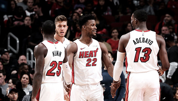 Les joueurs NBA du Miami Heat Kendrick Nunn, Meyers Leonard, Jimmy Butler et Bam Adebayo se tapant dans les mains