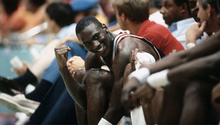 La légende NBA Michael Jordan poing serré sur le banc de Team USA lors d’un match des Jeux olympiques de 1984 à Los Angeles