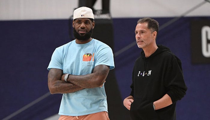 La superstar NBA LeBron James aux côtés du general manager des Los Angeles Lakers, Rob Pelinka