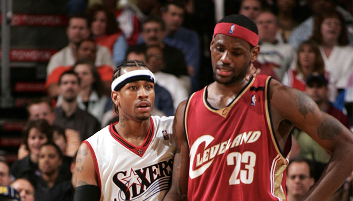 Les deux légendes NBA Allen Iverson et LeBron James lors d’une rencontre entre les Philadelphia 76ers et les Cleveland Cavaliers